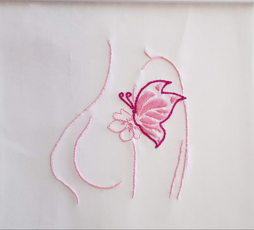 Octobre rose : modèle de broderie traditionelle créé et vendu au profit de l'association HOPE soutenant les femmes atteintes de cancer.