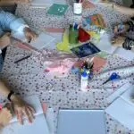 Zoom sur les mains de participants à un atelier de Journal Créatif®